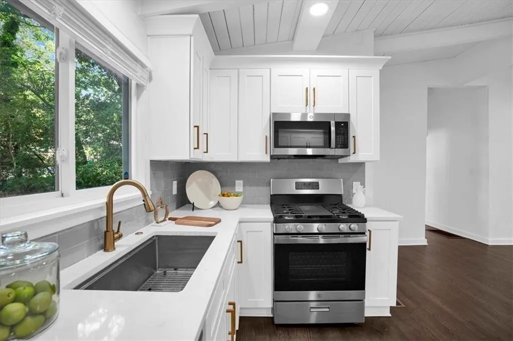 2138 Drew Valley Rd Ne, Brookhaven, Georgia 30319, 4 Bedrooms Bedrooms, ,2 BathroomsBathrooms,Residential,For Sale,2138 Drew Valley Rd Ne,7613605