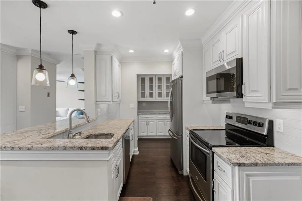Recently renovated this grand 2BD, 2BA floorplan boast gently used stainless steel appliances and granite countertops.