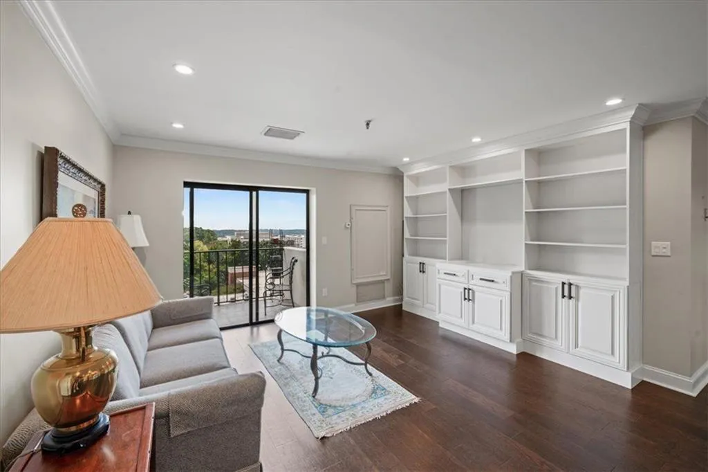 Built in bookcases is perfect for keepsakes and memories.
