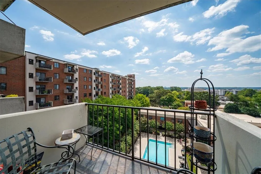 Calming view of the community pool as well as the city of Atlanta skyline in the distant view!