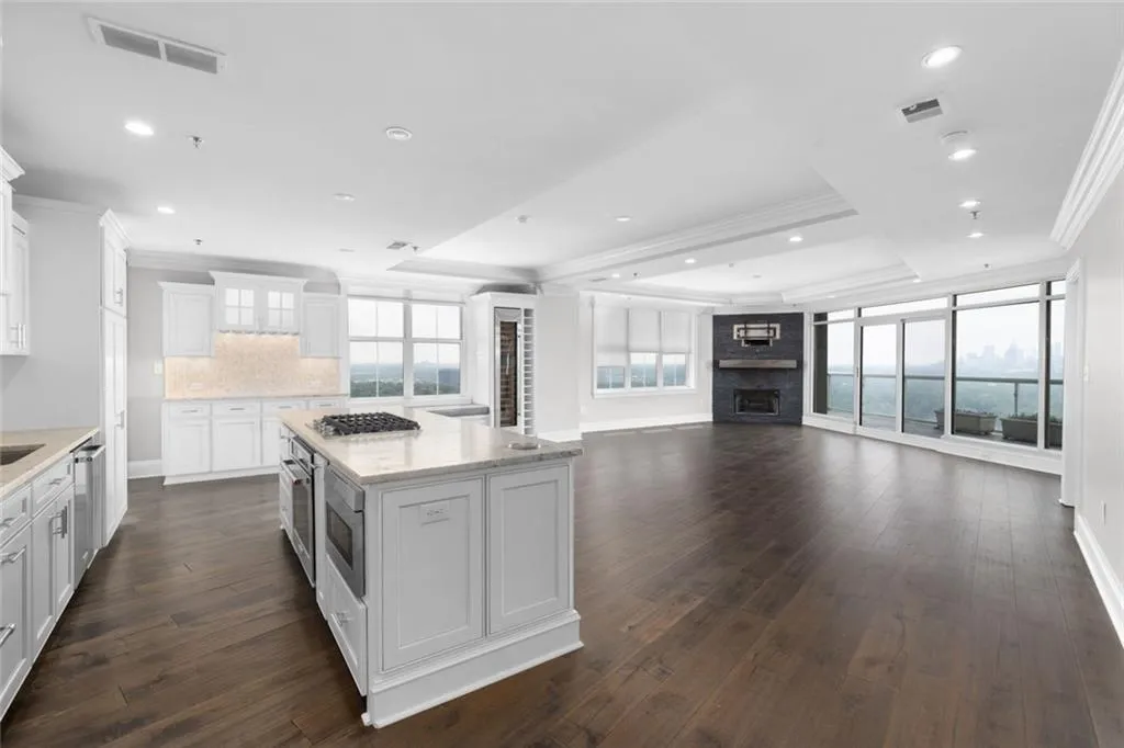 2881 Peachtree Road Ne Unit 2103, Atlanta, Georgia 30305, 2 Bedrooms Bedrooms, 0 ,2 BathroomsBathrooms,Residential,For Sale,2881 Peachtree Road Ne Unit 2103,7829797
