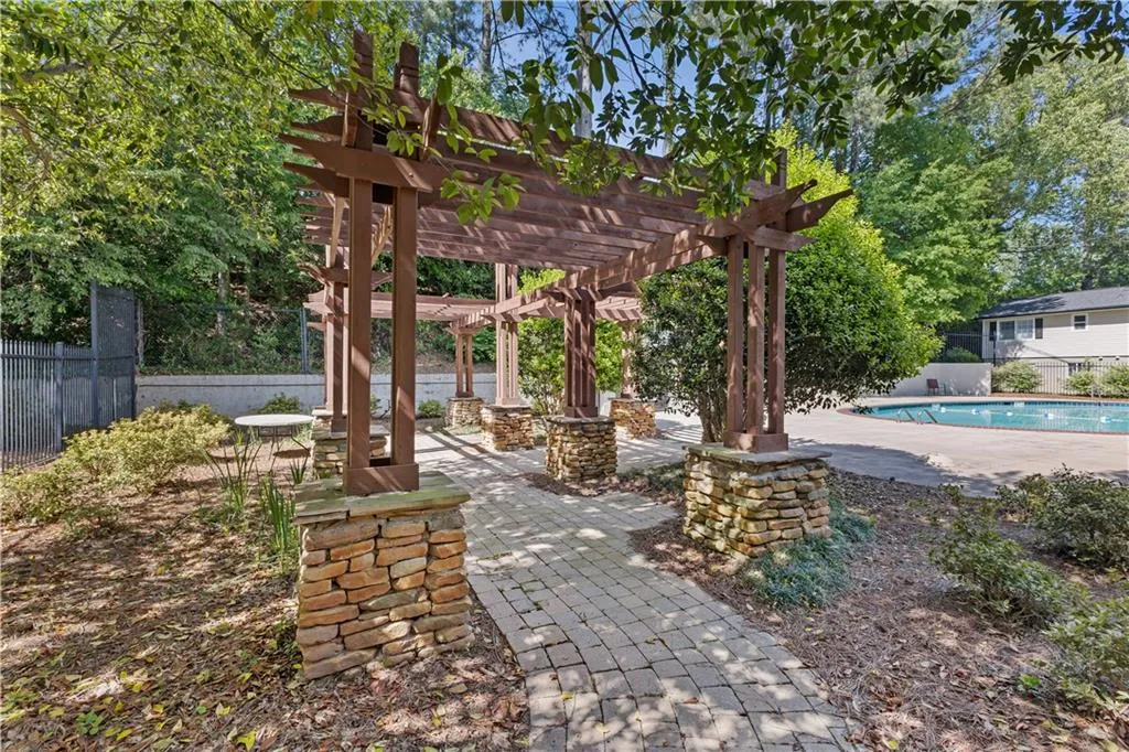6940 Roswell Road, Atlanta, Georgia 30328, 2 Bedrooms Bedrooms, ,1 BathroomBathrooms,Residential,Sold,6940 Roswell Road,7211671