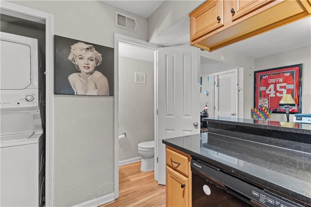 6940 Roswell Road, Atlanta, Georgia 30328, 2 Bedrooms Bedrooms, ,1 BathroomBathrooms,Residential,Sold,6940 Roswell Road,7211671