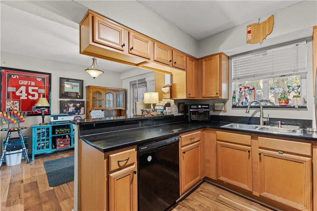 6940 Roswell Road, Atlanta, Georgia 30328, 2 Bedrooms Bedrooms, ,1 BathroomBathrooms,Residential,Sold,6940 Roswell Road,7211671