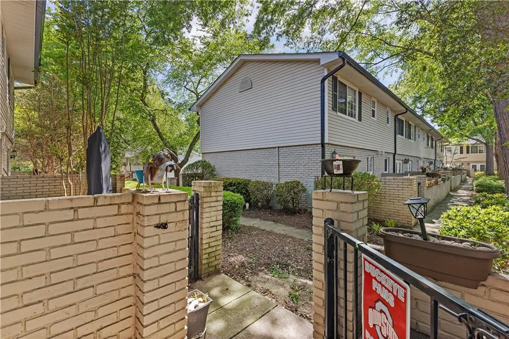6940 Roswell Road, Atlanta, Georgia 30328, 2 Bedrooms Bedrooms, ,1 BathroomBathrooms,Residential,Sold,6940 Roswell Road,7211671