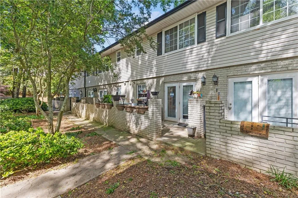 6940 Roswell Road, Atlanta, Georgia 30328, 2 Bedrooms Bedrooms, ,1 BathroomBathrooms,Residential,Sold,6940 Roswell Road,7211671