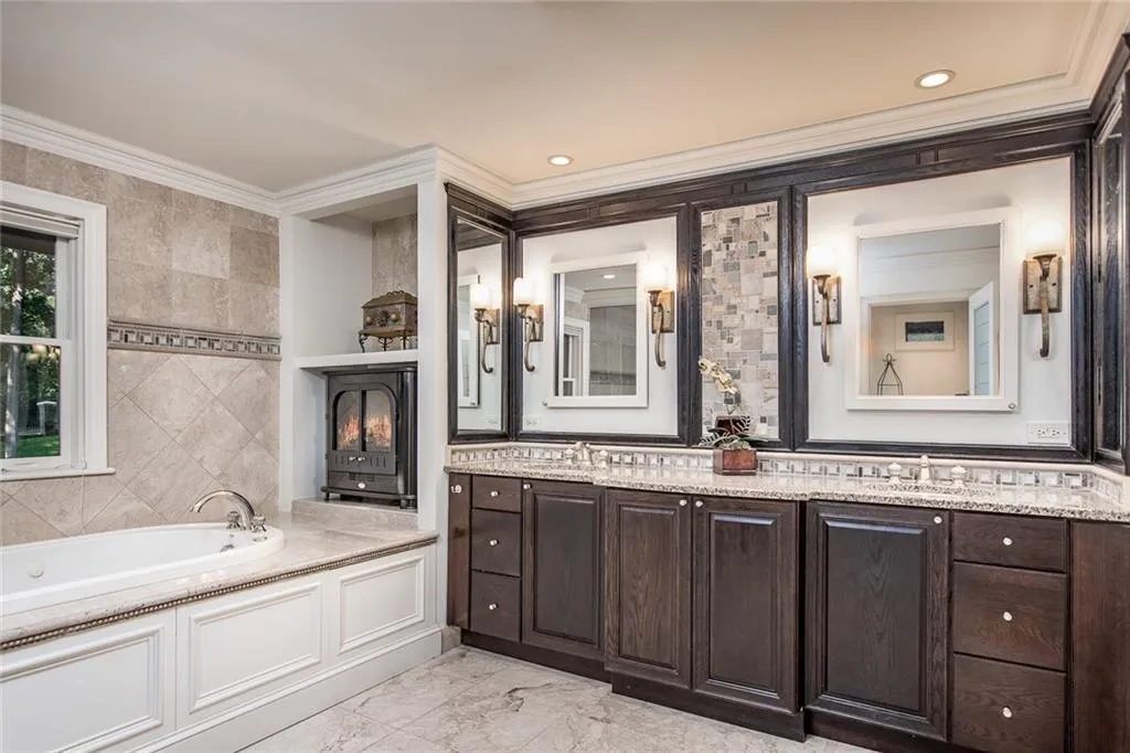 9725 Huntcliff Trace, Sandy Springs, Georgia 30350, 4 Bedrooms Bedrooms, ,5 BathroomsBathrooms,Residential,Sold,9725 Huntcliff Trace,5910052