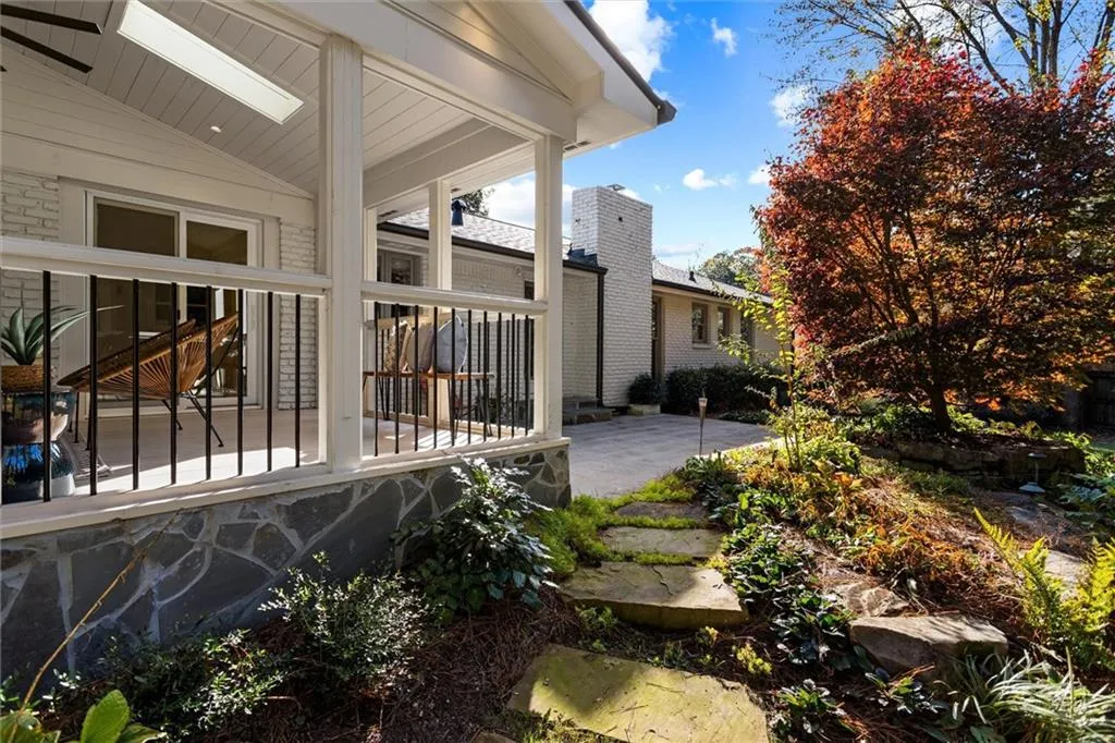 560 Windsor Parkway, Atlanta, Georgia 30342, 3 Bedrooms Bedrooms, ,2 BathroomsBathrooms,Residential,For Sale,560 Windsor Parkway,7681570