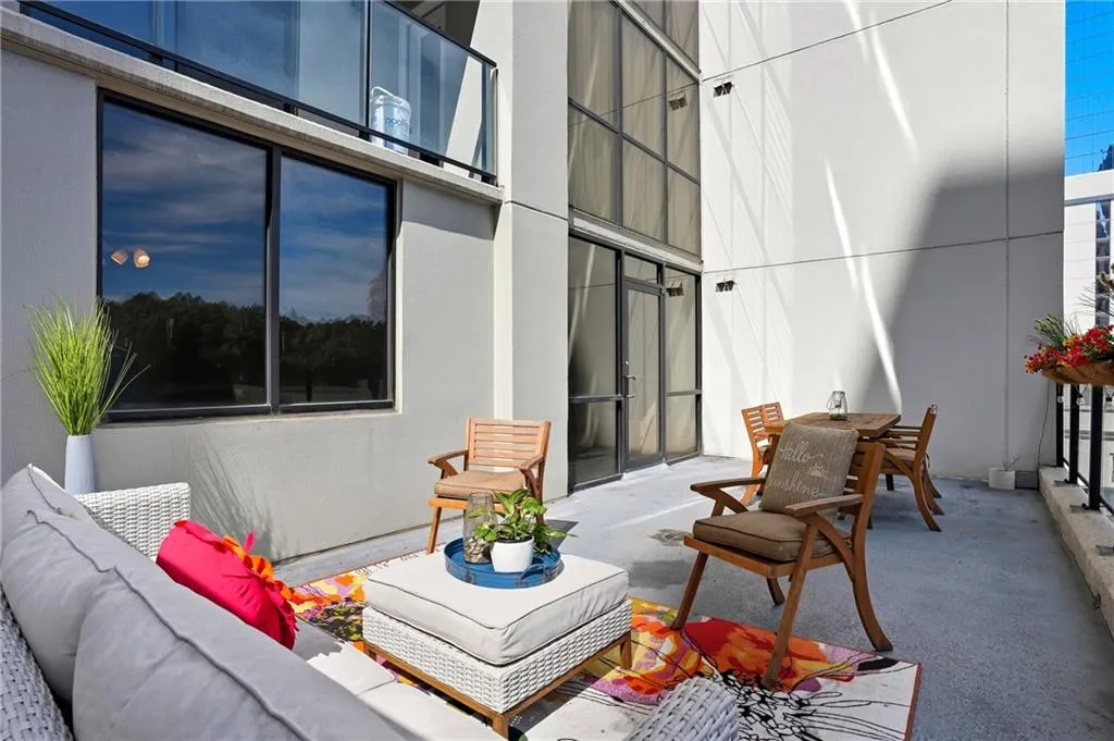 Spacious outdoor area - don't miss this!!