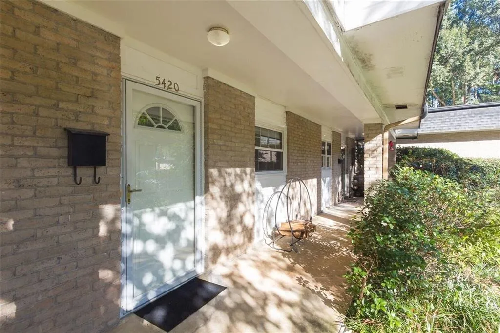 5420 Chemin De Vie, Atlanta, Georgia 30342, 2 Bedrooms Bedrooms, ,2 BathroomsBathrooms,Residential,Sold,5420 Chemin De Vie,6062704