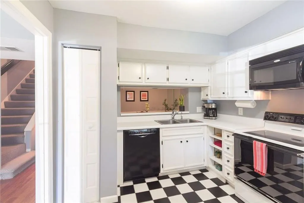5420 Chemin De Vie, Atlanta, Georgia 30342, 2 Bedrooms Bedrooms, ,2 BathroomsBathrooms,Residential,Sold,5420 Chemin De Vie,6062704
