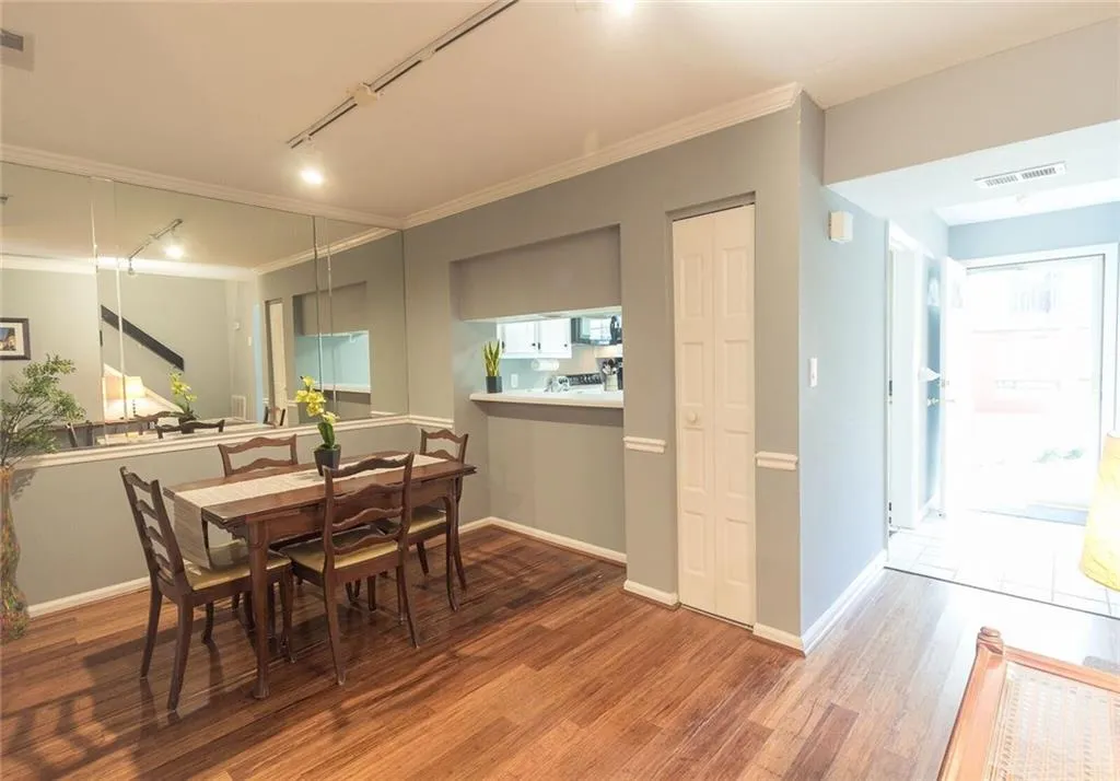 5420 Chemin De Vie, Atlanta, Georgia 30342, 2 Bedrooms Bedrooms, ,2 BathroomsBathrooms,Residential,Sold,5420 Chemin De Vie,6062704