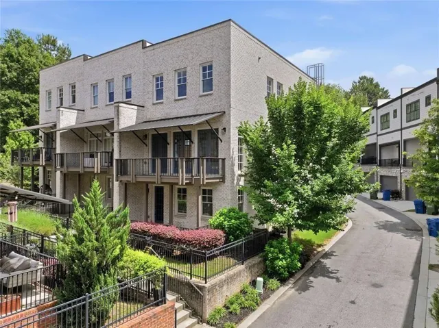 Welcome to 1913 Maritime Way - a beautiful corner townhome in Upper Westside!