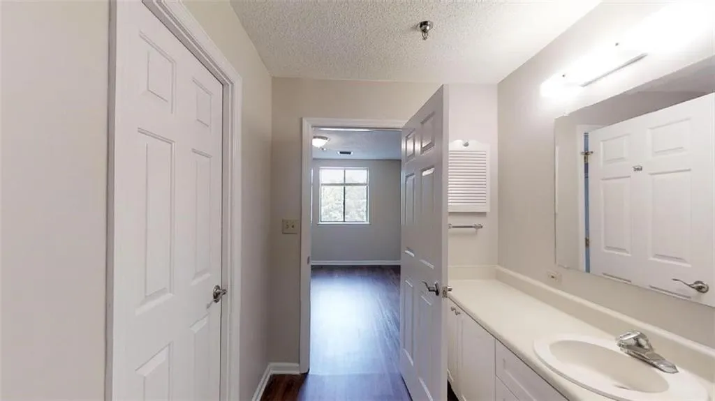 300 Johnson Ferry Road Ne Unit B309, Sandy Springs, Georgia 30328, 1 Bedroom Bedrooms, ,1 BathroomBathrooms,Residential,Sold,300 Johnson Ferry Road Ne Unit B309,6617299