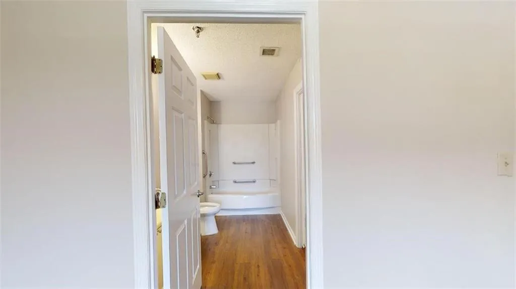 300 Johnson Ferry Road Ne Unit B309, Sandy Springs, Georgia 30328, 1 Bedroom Bedrooms, ,1 BathroomBathrooms,Residential,Sold,300 Johnson Ferry Road Ne Unit B309,6617299