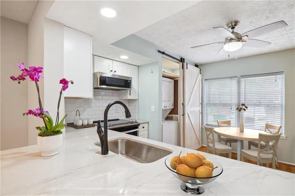 Breakfast island/eat in kitchen