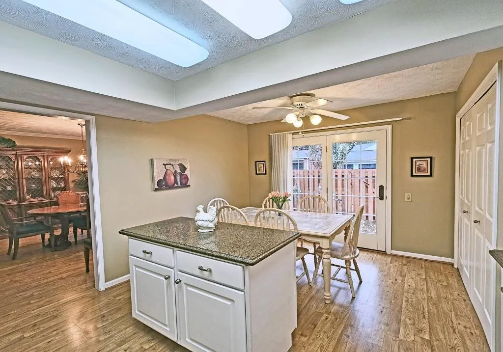 604 Dunwoody Chace, Sandy Springs, Georgia 30328, 3 Bedrooms Bedrooms, ,2 BathroomsBathrooms,Residential,Sold,604 Dunwoody Chace,7356613