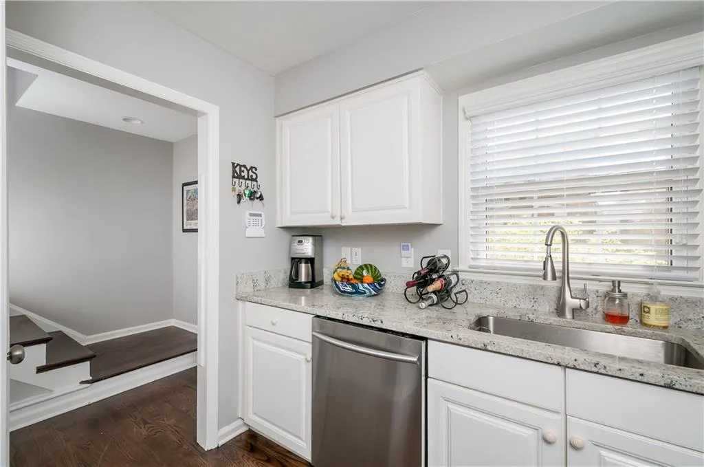 6700 Roswell Road Unit 20b, Sandy Springs, Georgia 30328, 2 Bedrooms Bedrooms, ,1 BathroomBathrooms,Residential,Sold,6700 Roswell Road Unit 20b,5677056