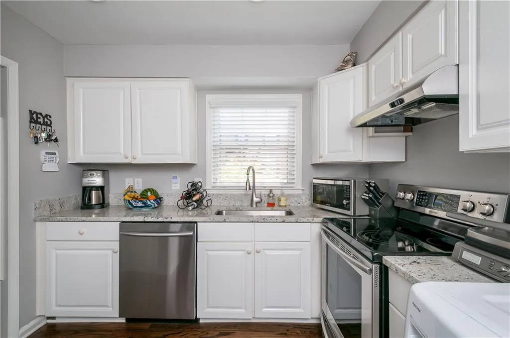 6700 Roswell Road Unit 20b, Sandy Springs, Georgia 30328, 2 Bedrooms Bedrooms, ,1 BathroomBathrooms,Residential,Sold,6700 Roswell Road Unit 20b,5677056