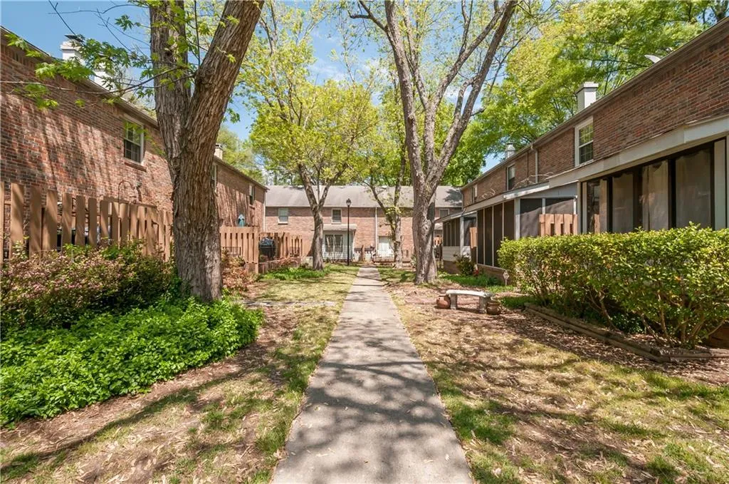 6700 Roswell Road Unit 20b, Sandy Springs, Georgia 30328, 2 Bedrooms Bedrooms, ,1 BathroomBathrooms,Residential,Sold,6700 Roswell Road Unit 20b,5677056