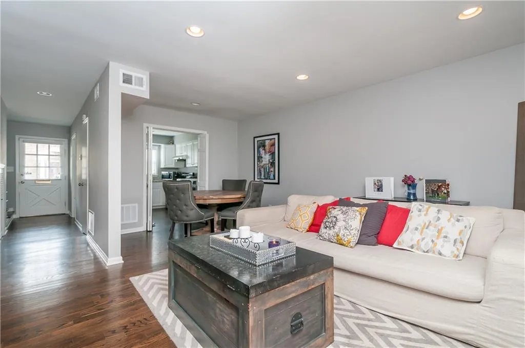 6700 Roswell Road Unit 20b, Sandy Springs, Georgia 30328, 2 Bedrooms Bedrooms, ,1 BathroomBathrooms,Residential,Sold,6700 Roswell Road Unit 20b,5677056