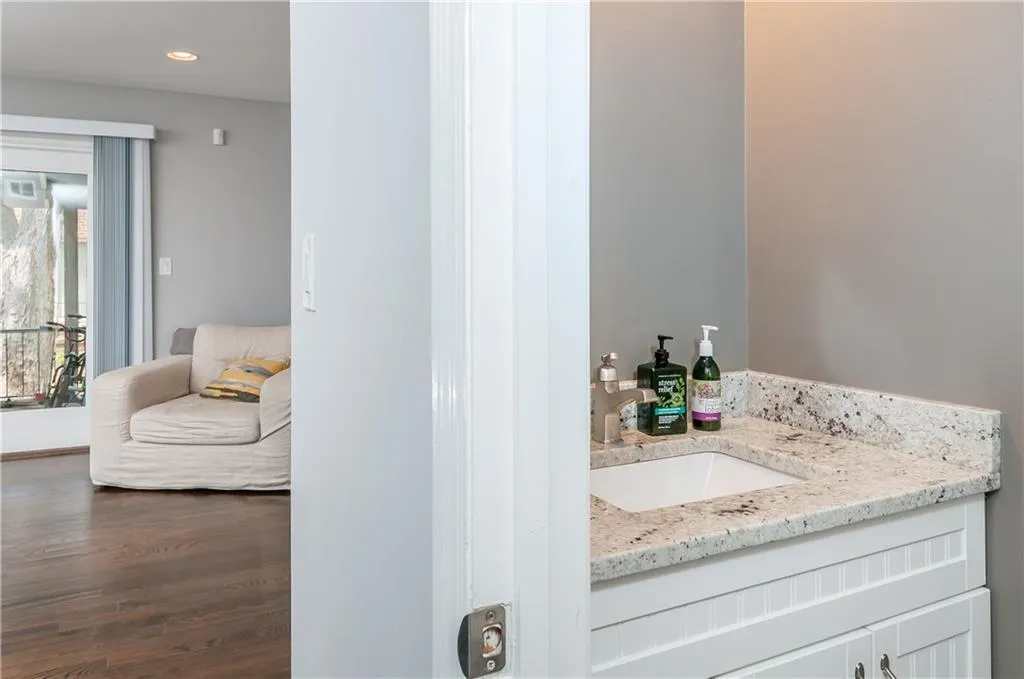 6700 Roswell Road Unit 20b, Sandy Springs, Georgia 30328, 2 Bedrooms Bedrooms, ,1 BathroomBathrooms,Residential,Sold,6700 Roswell Road Unit 20b,5677056