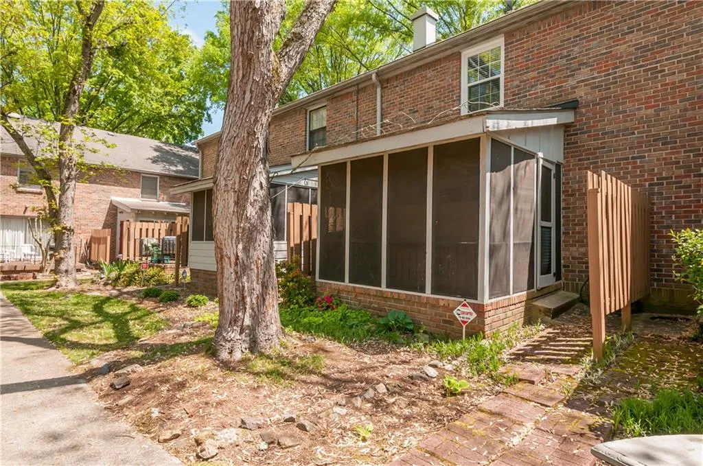 6700 Roswell Road Unit 20b, Sandy Springs, Georgia 30328, 2 Bedrooms Bedrooms, ,1 BathroomBathrooms,Residential,Sold,6700 Roswell Road Unit 20b,5677056