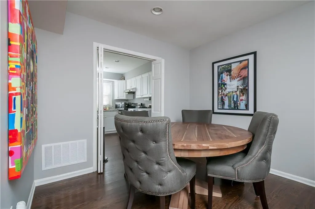 6700 Roswell Road Unit 20b, Sandy Springs, Georgia 30328, 2 Bedrooms Bedrooms, ,1 BathroomBathrooms,Residential,Sold,6700 Roswell Road Unit 20b,5677056