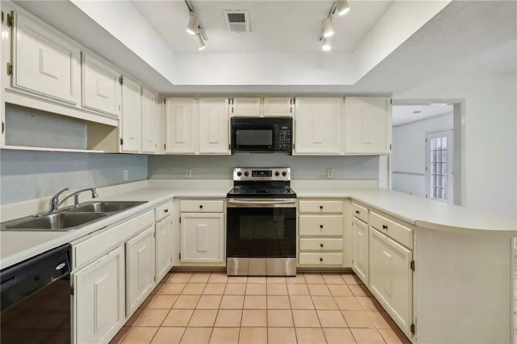 803 Dunwoody Chace, Sandy Springs, Georgia 30328, 2 Bedrooms Bedrooms, ,2 BathroomsBathrooms,Residential,Sold,803 Dunwoody Chace,7465160