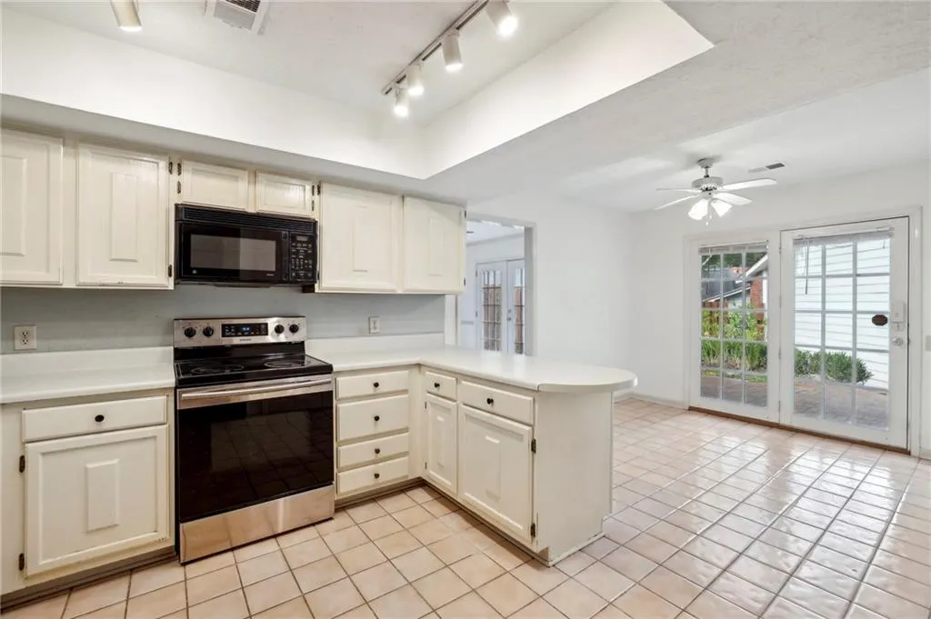 803 Dunwoody Chace, Sandy Springs, Georgia 30328, 2 Bedrooms Bedrooms, ,2 BathroomsBathrooms,Residential,Sold,803 Dunwoody Chace,7465160