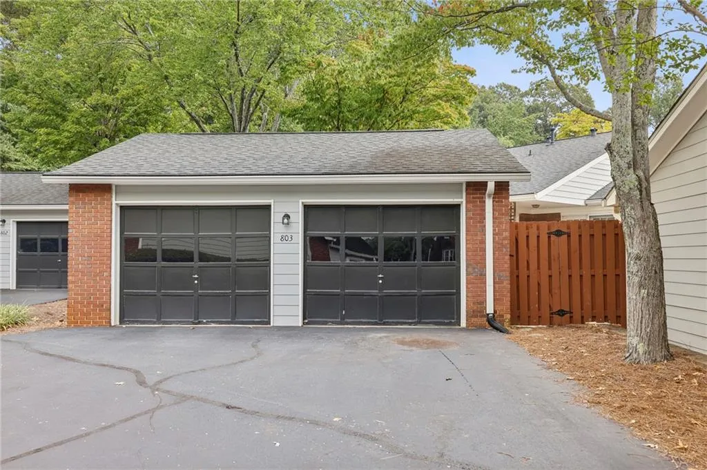 803 Dunwoody Chace, Sandy Springs, Georgia 30328, 2 Bedrooms Bedrooms, ,2 BathroomsBathrooms,Residential,Sold,803 Dunwoody Chace,7465160