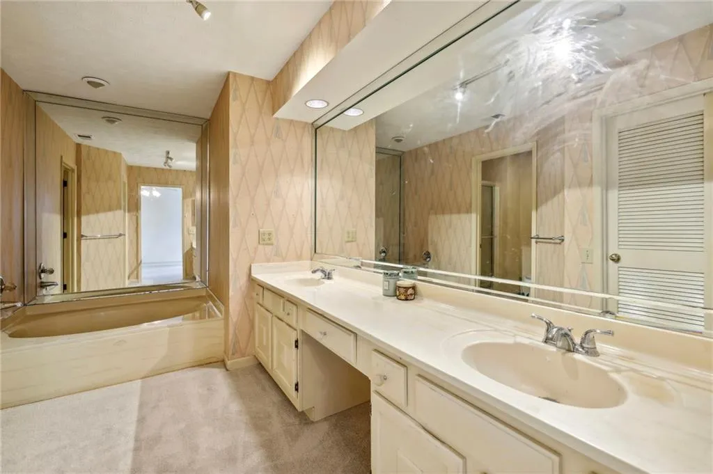 803 Dunwoody Chace, Sandy Springs, Georgia 30328, 2 Bedrooms Bedrooms, ,2 BathroomsBathrooms,Residential,Sold,803 Dunwoody Chace,7465160