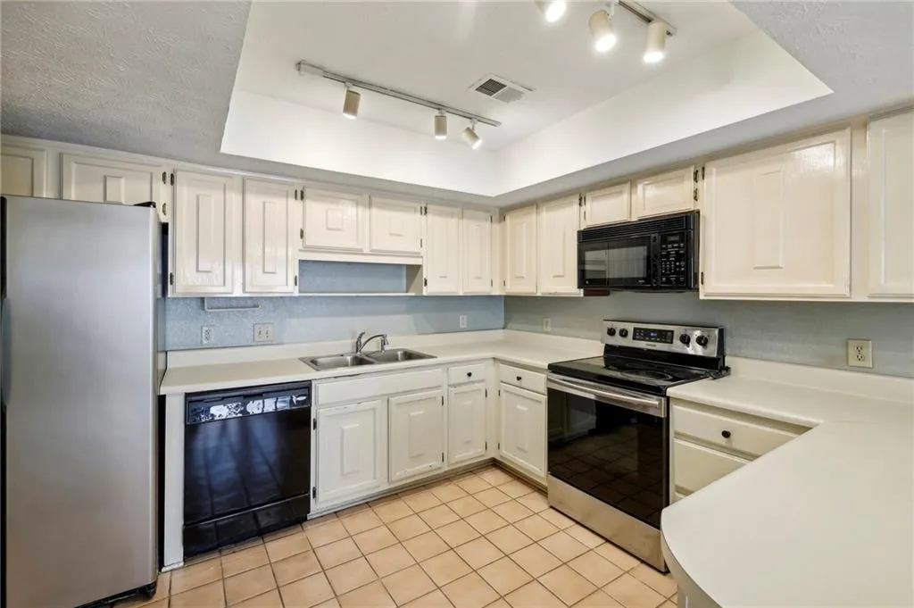 803 Dunwoody Chace, Sandy Springs, Georgia 30328, 2 Bedrooms Bedrooms, ,2 BathroomsBathrooms,Residential,Sold,803 Dunwoody Chace,7465160