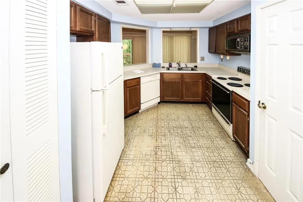 36 Dunwoody Springs Drive, Sandy Springs, Georgia 30328, 2 Bedrooms Bedrooms, ,2 BathroomsBathrooms,Residential,Sold,36 Dunwoody Springs Drive,7043566