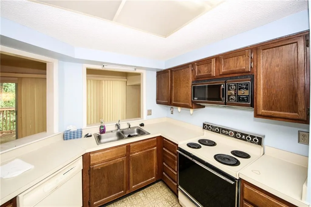 36 Dunwoody Springs Drive, Sandy Springs, Georgia 30328, 2 Bedrooms Bedrooms, ,2 BathroomsBathrooms,Residential,Sold,36 Dunwoody Springs Drive,7043566