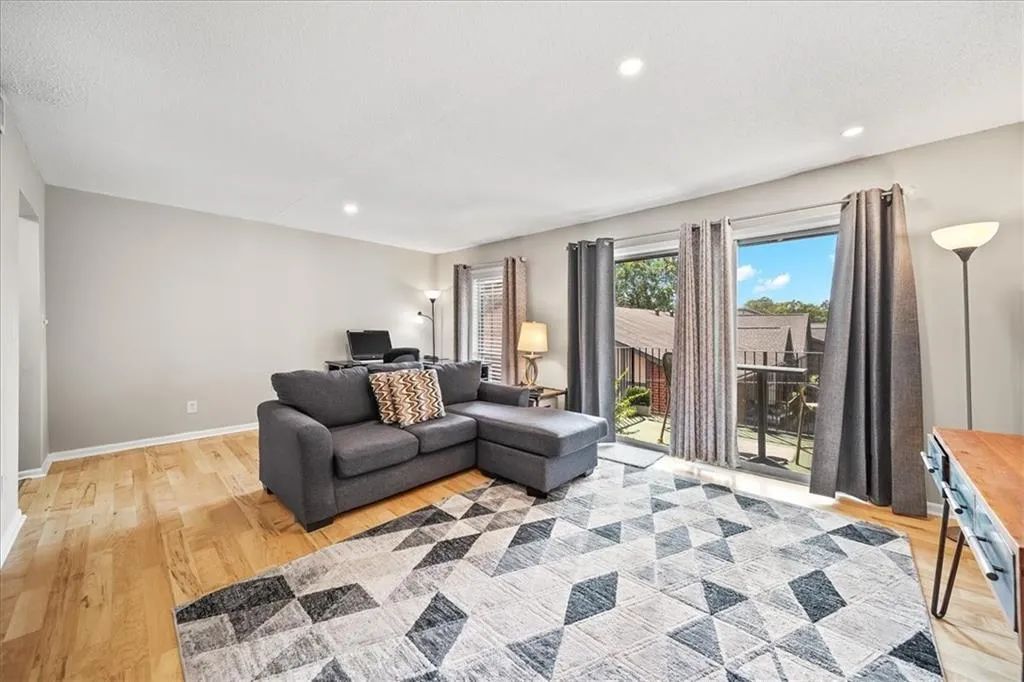 6851 Roswell Road Unit H12, Atlanta, Georgia 30328, 2 Bedrooms Bedrooms, ,2 BathroomsBathrooms,Residential,Sold,6851 Roswell Road Unit H12,7572480