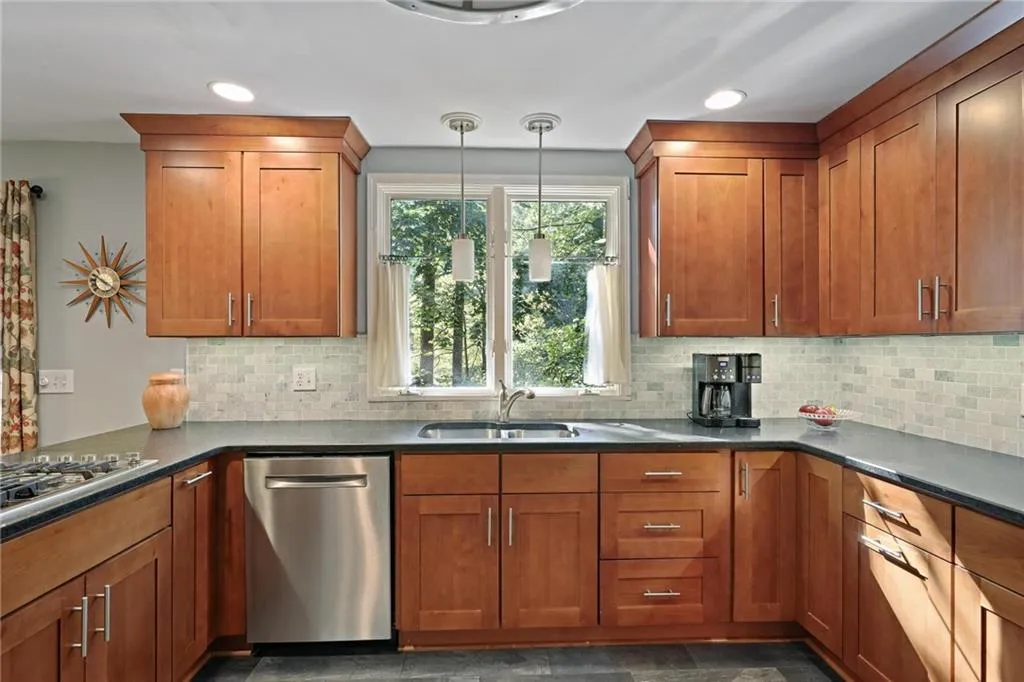 570 Old Harbor Drive, Atlanta, Georgia 30328, 4 Bedrooms Bedrooms, ,3 BathroomsBathrooms,Residential,For Sale,570 Old Harbor Drive,7643178