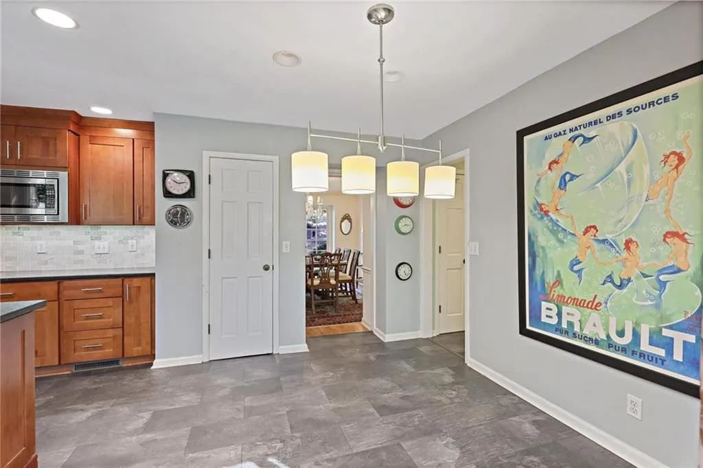 570 Old Harbor Drive, Atlanta, Georgia 30328, 4 Bedrooms Bedrooms, ,3 BathroomsBathrooms,Residential,For Sale,570 Old Harbor Drive,7643178
