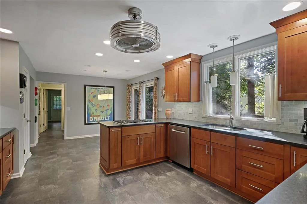 570 Old Harbor Drive, Atlanta, Georgia 30328, 4 Bedrooms Bedrooms, ,3 BathroomsBathrooms,Residential,For Sale,570 Old Harbor Drive,7643178