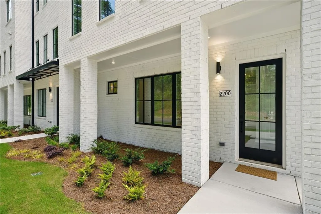 2200 Carlton Court Unit 6, Atlanta, Georgia 30318, 4 Bedrooms Bedrooms, ,3 BathroomsBathrooms,Residential,Sold,2200 Carlton Court Unit 6,7576304