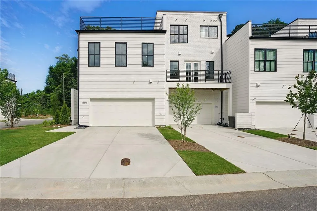 2200 Carlton Court Unit 6, Atlanta, Georgia 30318, 4 Bedrooms Bedrooms, ,3 BathroomsBathrooms,Residential,Sold,2200 Carlton Court Unit 6,7576304