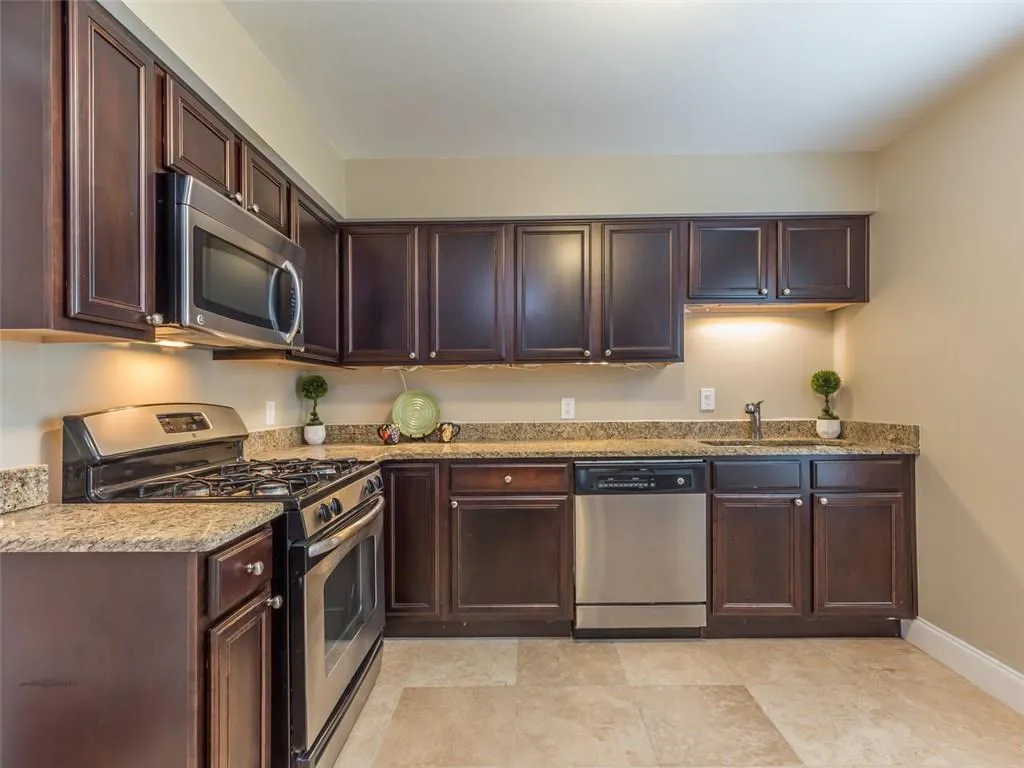 6980 Roswell Road Unit O6, Sandy Springs, Georgia 30328, 3 Bedrooms Bedrooms, ,2 BathroomsBathrooms,Residential,Sold,6980 Roswell Road Unit O6,5885369