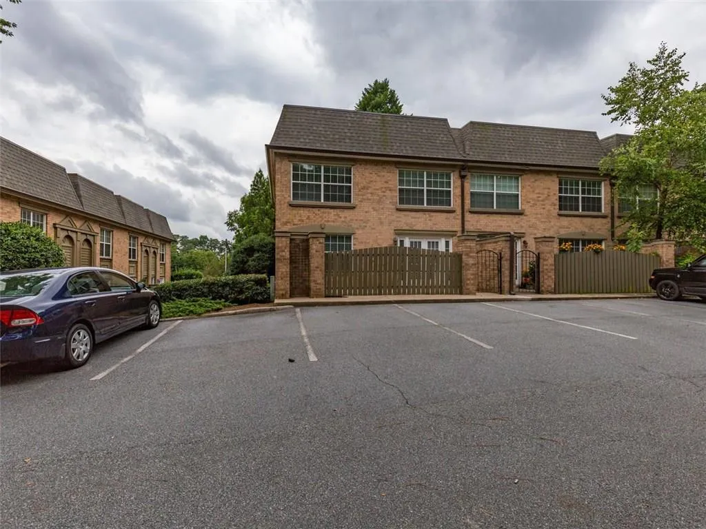 6980 Roswell Road Unit O6, Sandy Springs, Georgia 30328, 3 Bedrooms Bedrooms, ,2 BathroomsBathrooms,Residential,Sold,6980 Roswell Road Unit O6,5885369