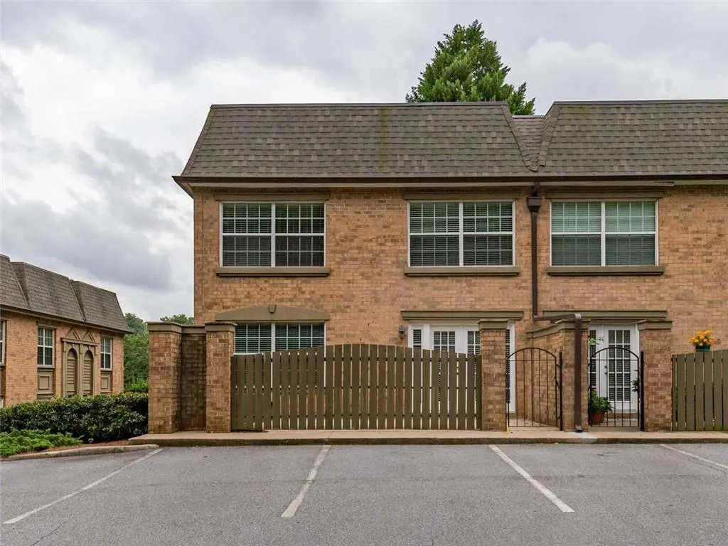 6980 Roswell Road Unit O6, Sandy Springs, Georgia 30328, 3 Bedrooms Bedrooms, ,2 BathroomsBathrooms,Residential,Sold,6980 Roswell Road Unit O6,5885369