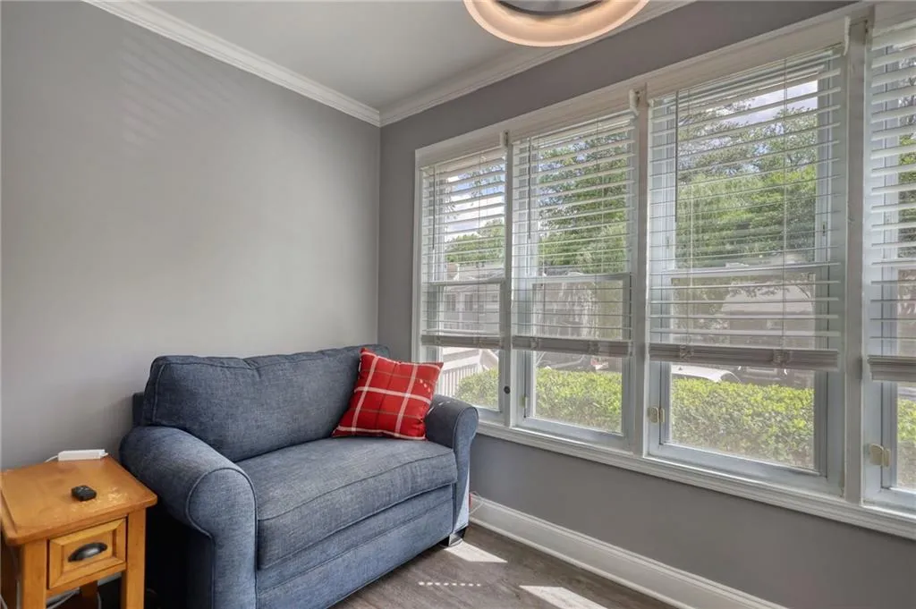 Sitting room featuring crown molding and baseboards