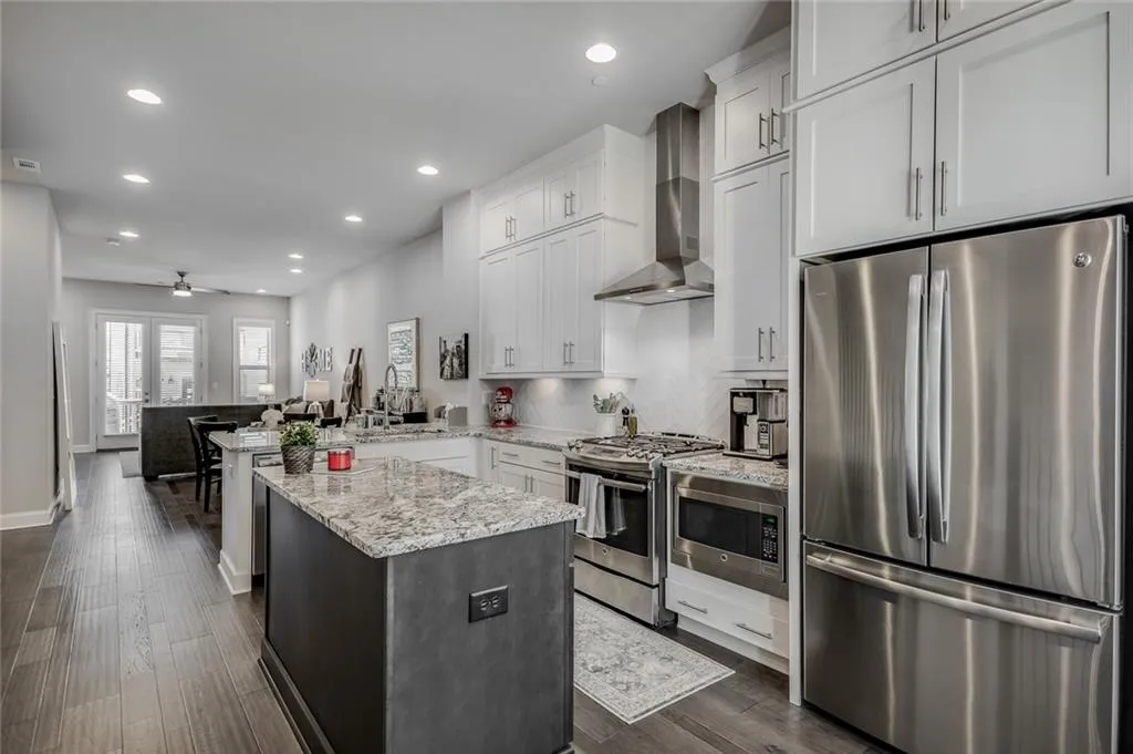 4745 Roswell Road, Atlanta, Georgia 30342, 2 Bedrooms Bedrooms, ,2 BathroomsBathrooms,Residential,Sold,4745 Roswell Road,6665983