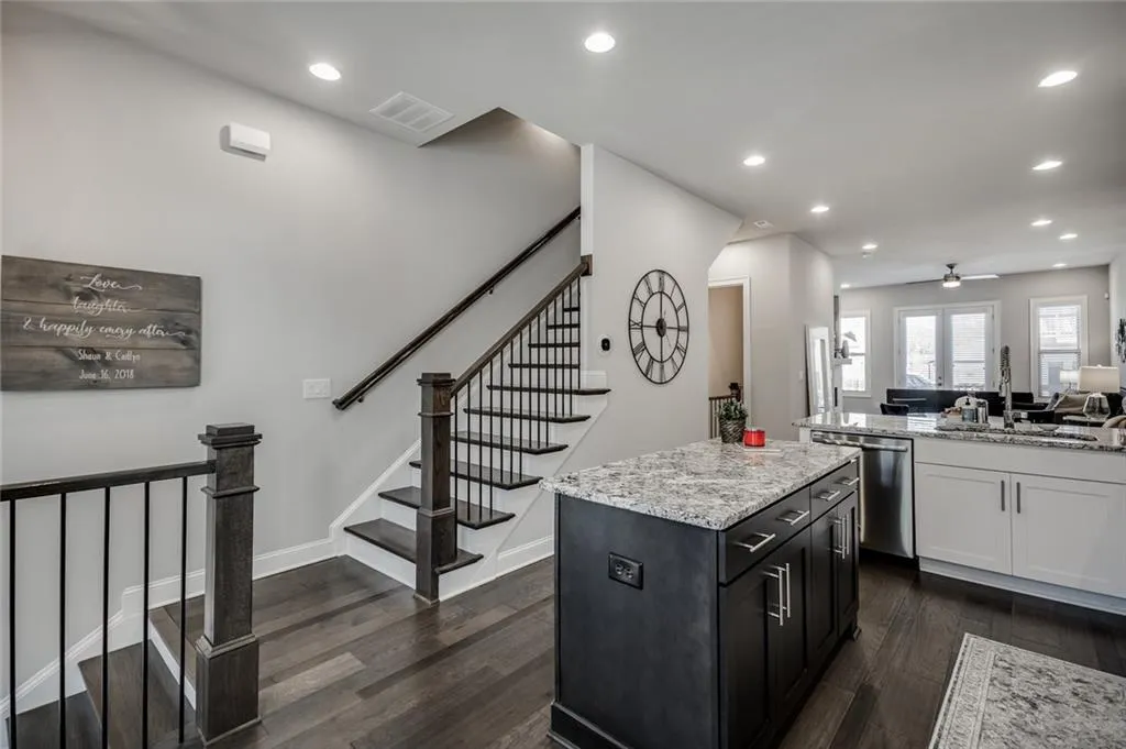 4745 Roswell Road, Atlanta, Georgia 30342, 2 Bedrooms Bedrooms, ,2 BathroomsBathrooms,Residential,Sold,4745 Roswell Road,6665983