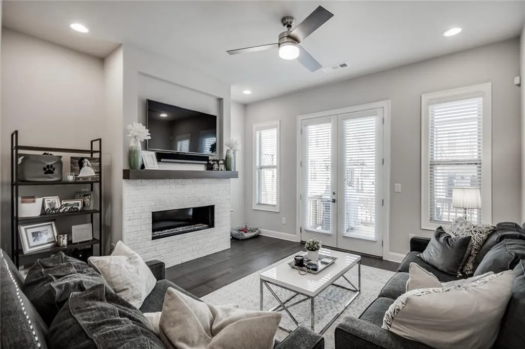 4745 Roswell Road, Atlanta, Georgia 30342, 2 Bedrooms Bedrooms, ,2 BathroomsBathrooms,Residential,Sold,4745 Roswell Road,6665983