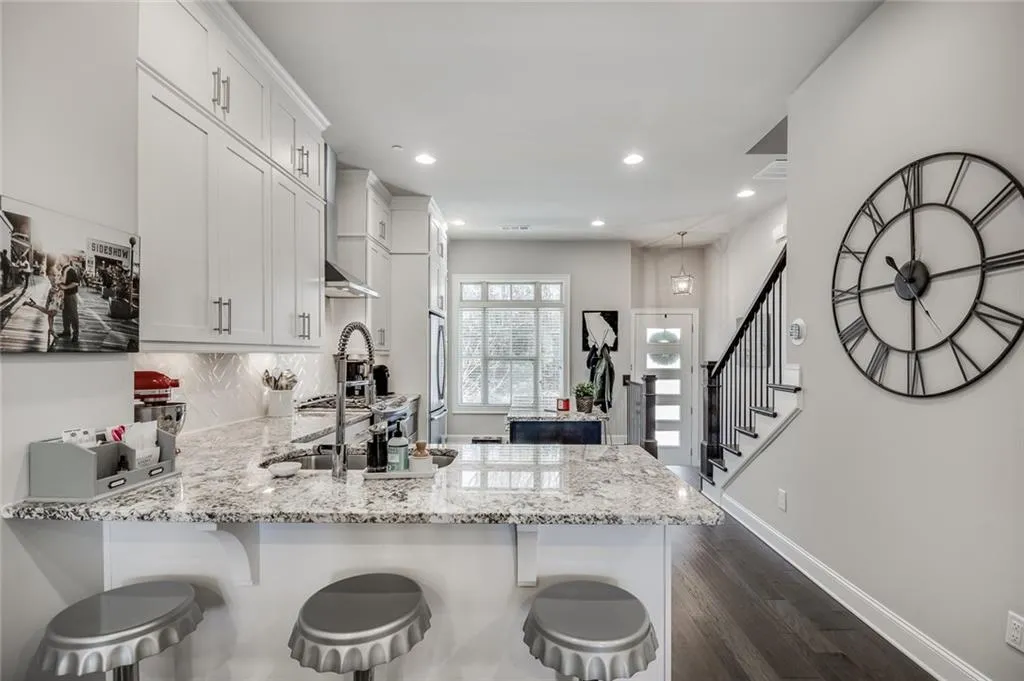 4745 Roswell Road, Atlanta, Georgia 30342, 2 Bedrooms Bedrooms, ,2 BathroomsBathrooms,Residential,Sold,4745 Roswell Road,6665983