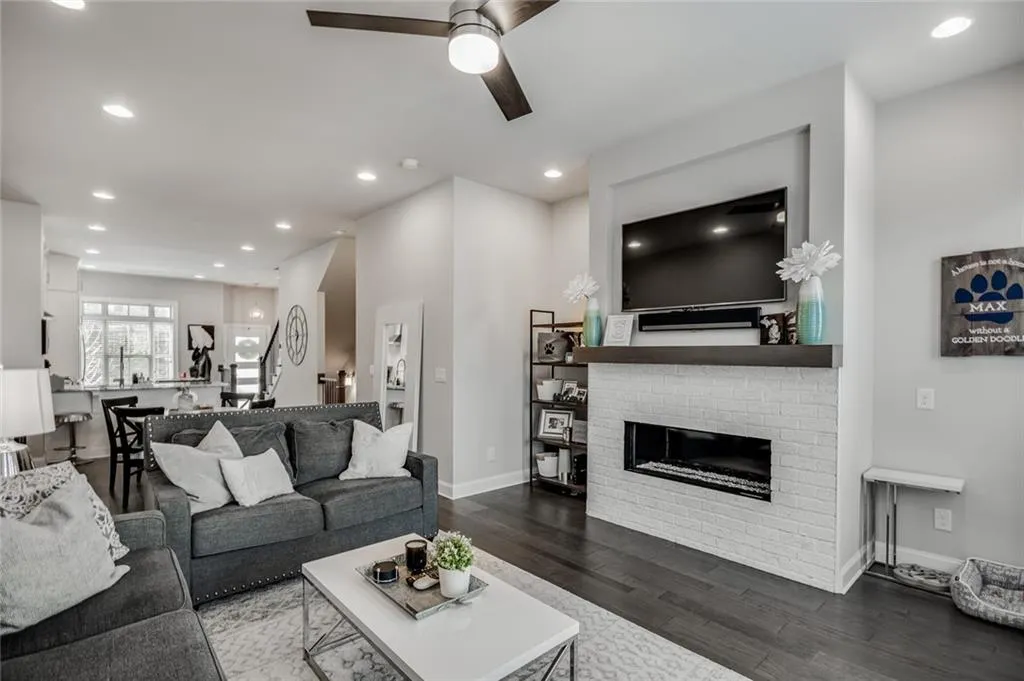 4745 Roswell Road, Atlanta, Georgia 30342, 2 Bedrooms Bedrooms, ,2 BathroomsBathrooms,Residential,Sold,4745 Roswell Road,6665983